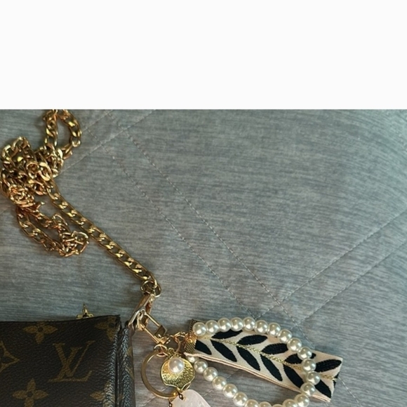 Chic Faux Pearl & Clear Quartz Crystal Bag Keychain with Gold Hardware - Picture 4 of 6